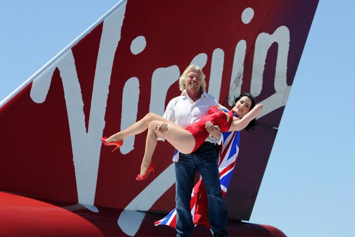 Dita Von Teese posando para la compañía aérea Virgin Atlantic Airways junto con 