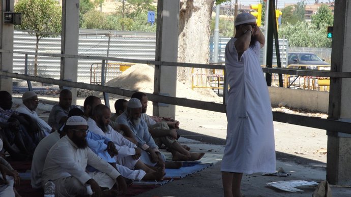Musulmanes orando en Lleida