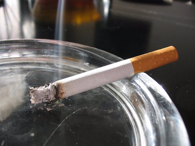 Un cigarro en un cenicero