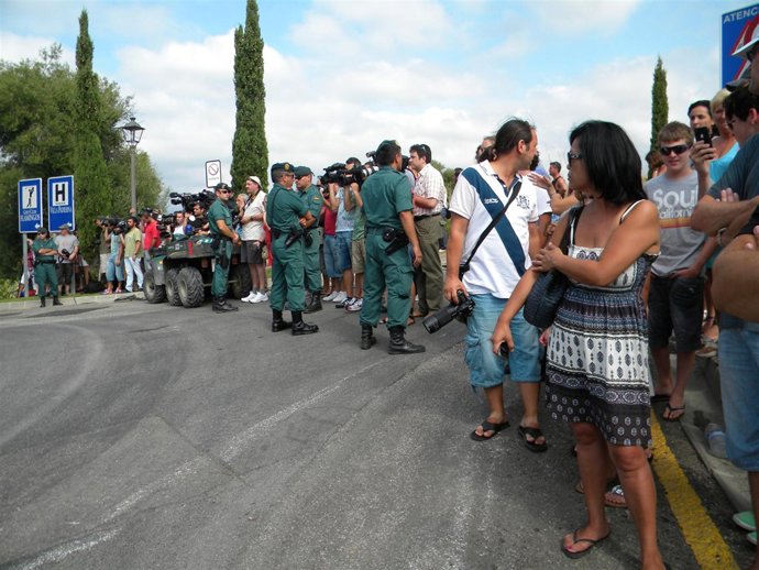 Medios y seguridad a la entrada del Villa Padierna