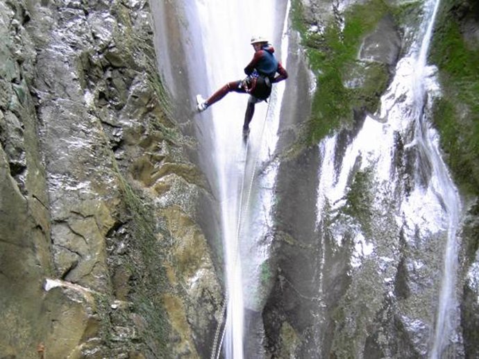 Un joven practica descenso de cañones.