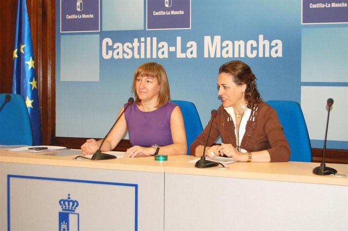 La consejera (i) y la delegada de la Junta (d) 