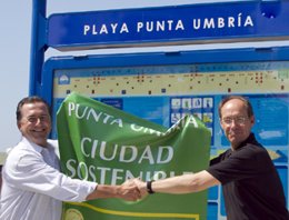 El consejero de Medio Ambiente, José Juan Díaz Trillo y el alcalde de Punta Umbr