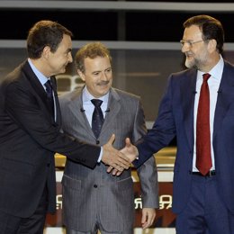 Zapatero y Rajoy se estrechan las manos antes de debate en presencia de Campos V