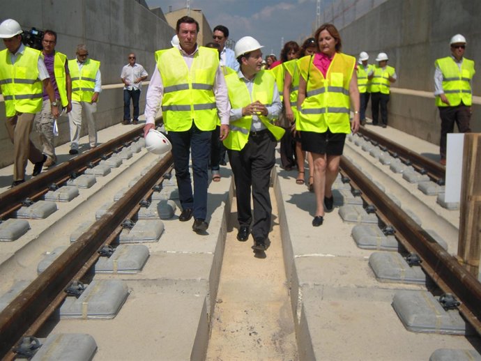 Flores visitando las obras