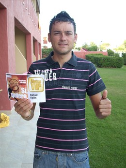 Rafa Valls posa con el cartel promocional de la campaña de abonos del Meridiano 