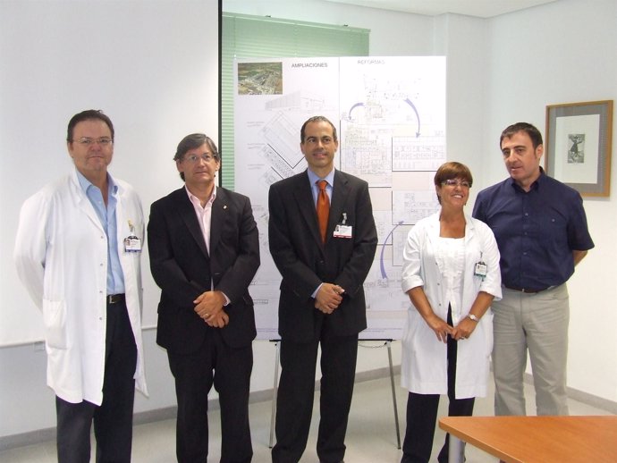 Thomàs y Palomino (en el centro), junto al equipo del Hospital de Manacor.