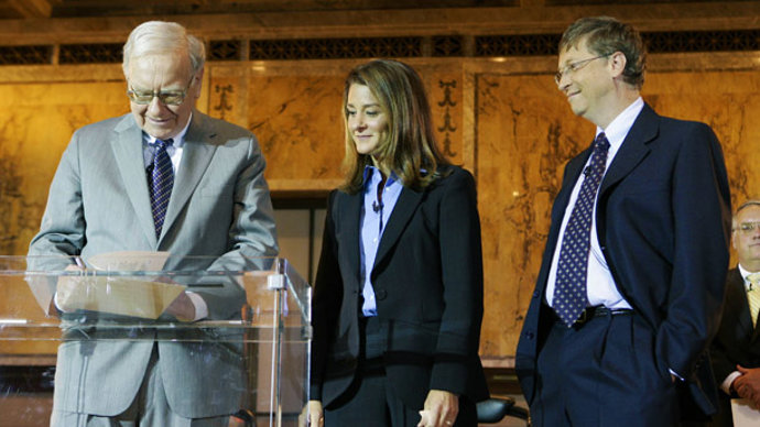 De izq. a drch. Warren Buffett, Melinda y Bill Gates