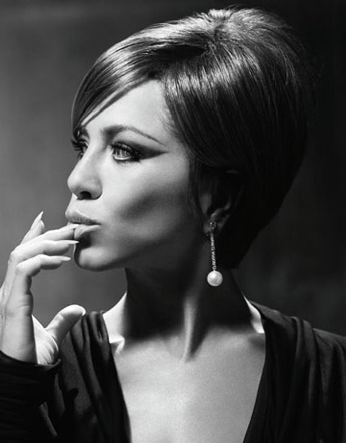 La actriz Jennifer Aniston imitando a Barbra Streisand en la revista 'Harper's B