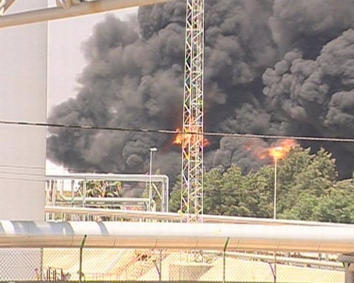 Imagen del incendio en la refinería de Cepsa en Huelva
