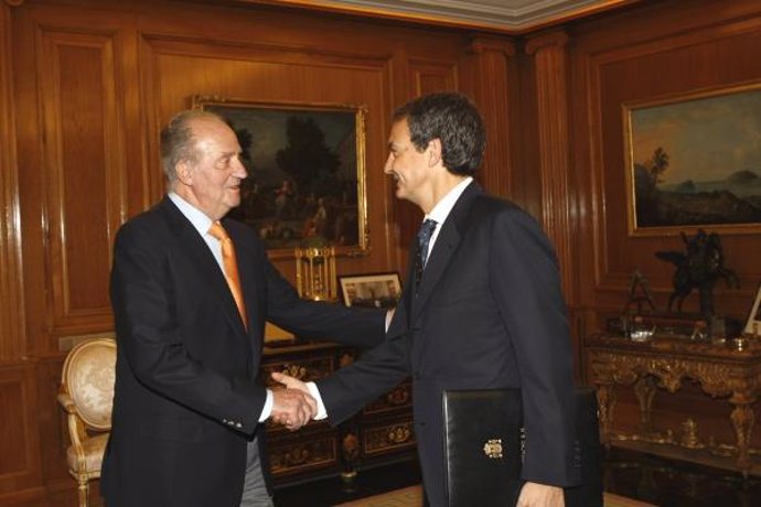 El Rey saluda a Zapatero