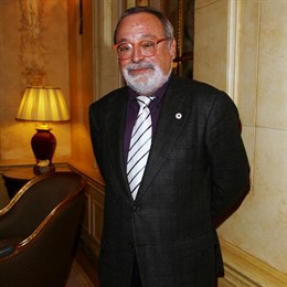 Escritor y filósofo Fernando Savater de pie