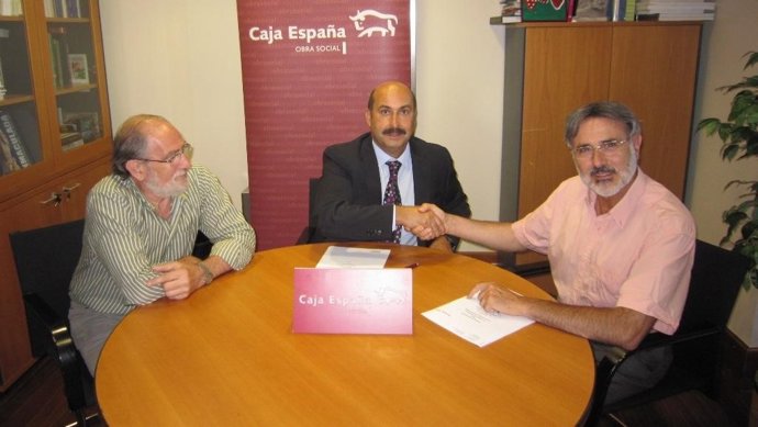 Momento de la firma del convenio entre Caja España y la productora