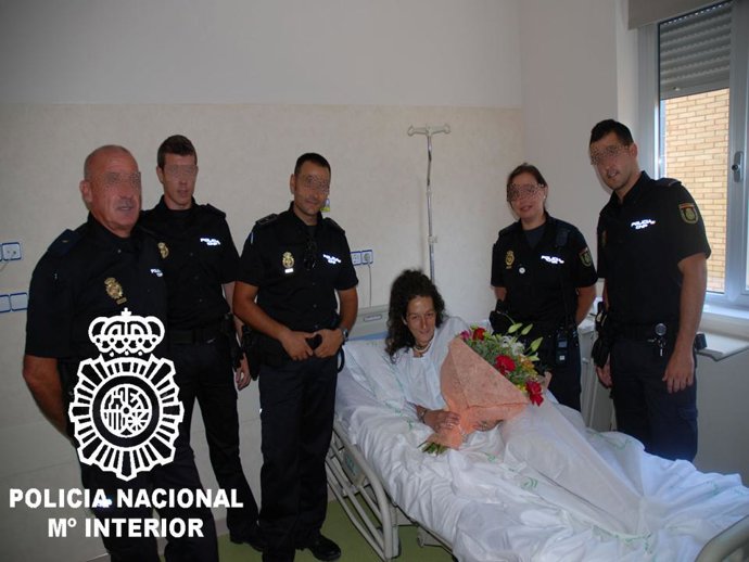 Imagen de la visita de los agentes a la parturienta atendida en Granada