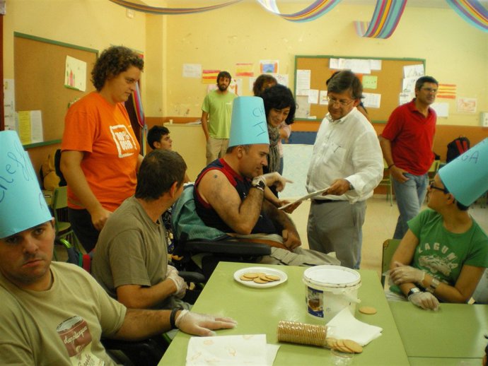 Thomàs (dcha.), durante su visita a la escuela de verano de Amadiba en Palma.