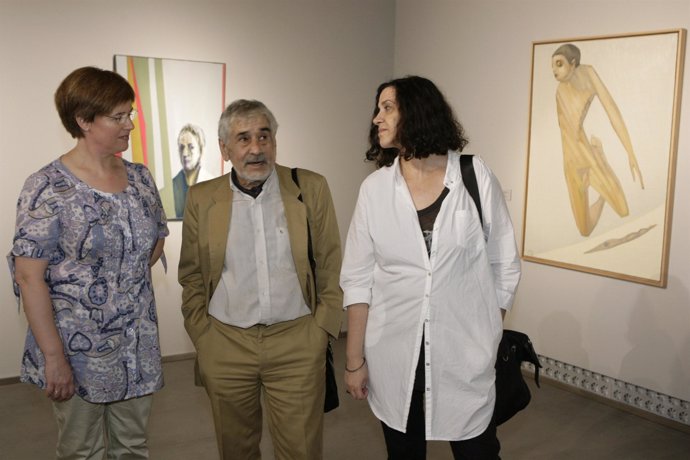 El pintor Antón González, Hanton, con Rosario Añaños y Chus Tudelilla en la expo