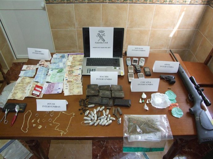 Droga y objetos intervenidos en Cádiz