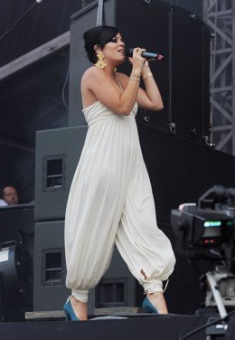 Lily Allen actuando para el Wireless Festival en Londres