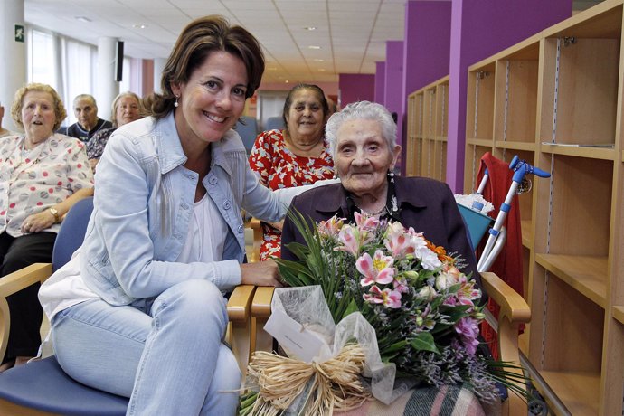 La alcaldesa de Pamplona visita a Fausta Roncal con motivo de su 104 cumpleaños.