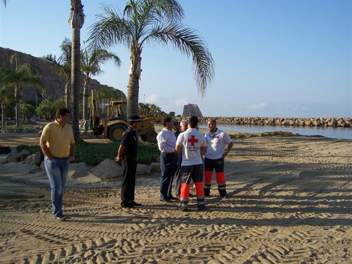 Los efectivos inspeccionan las playas