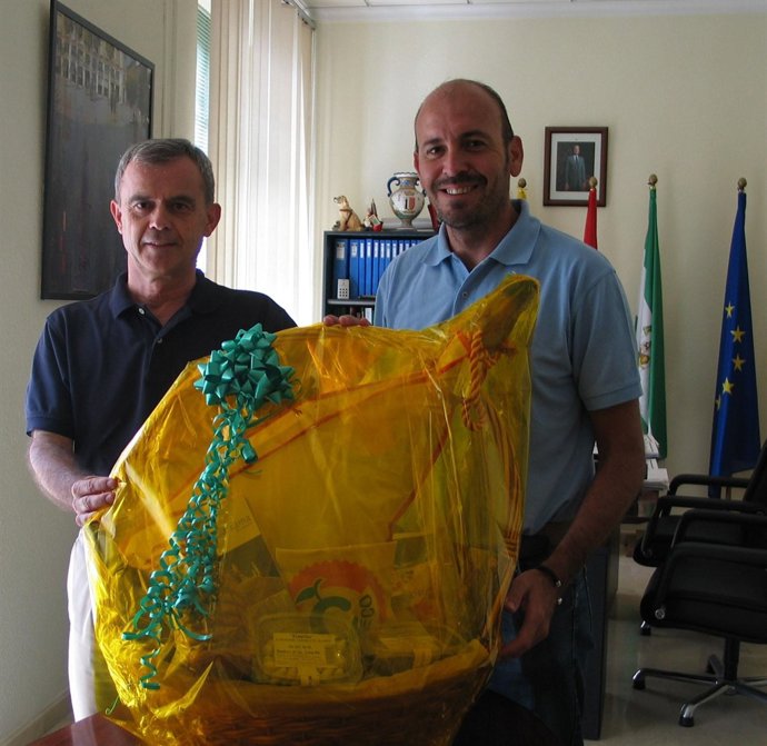 Cesta enviada por el Ayuntamiento de Cártama