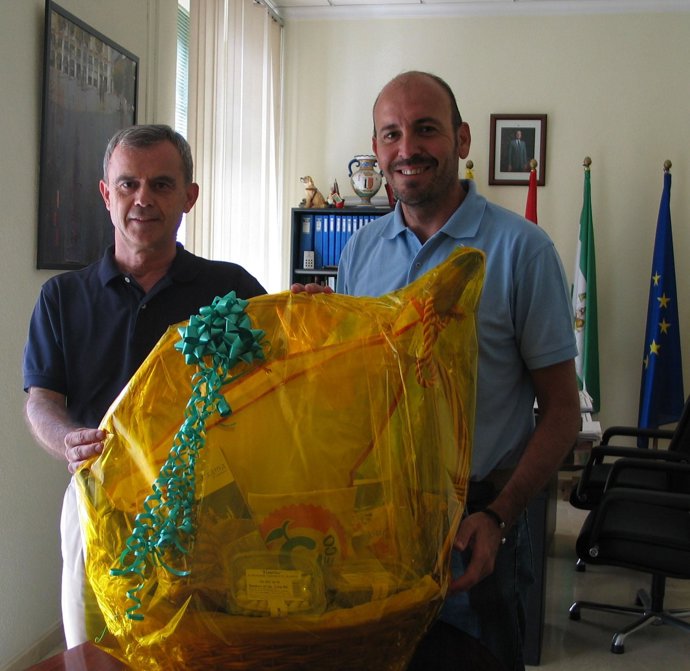 Cesta enviada por el Ayuntamiento de Cártama