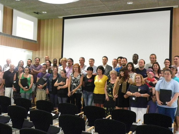 Carbonero (detrás, en el centro), junto a los beneficiarios de las viviendas pro