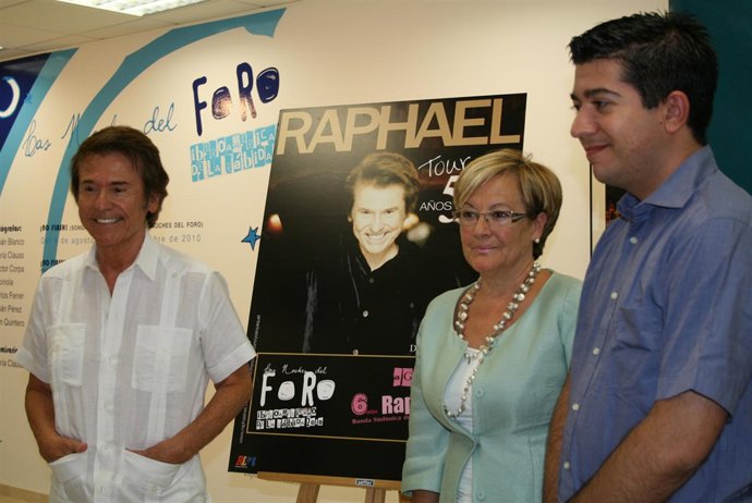 la presidenta de la Diputación, Petronila Guerrero, junto a Raphael y el directo