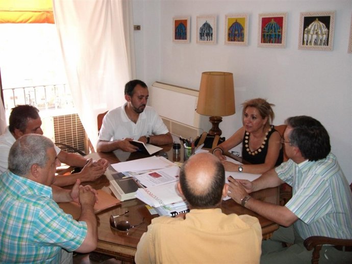 Un momento del encuentro entre la alcaldesa y representantes de ACAIP