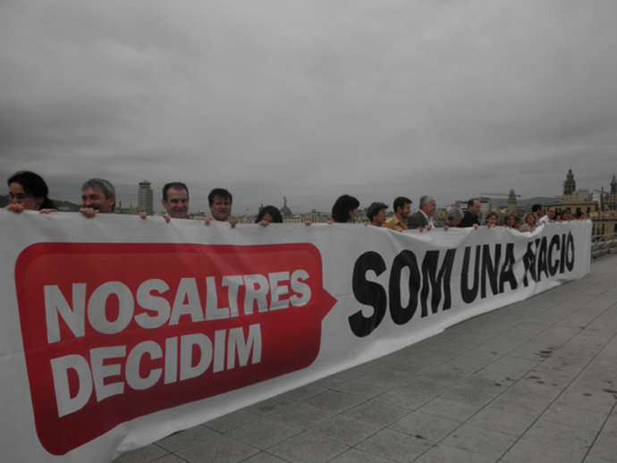 Òmnium Fa Donació De La Pancarta Al MHC