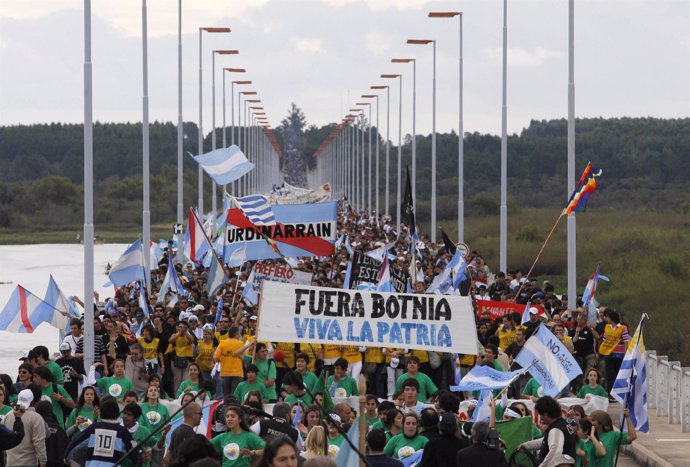 Manifestación argentina contra la papelera en el rio Uruguay