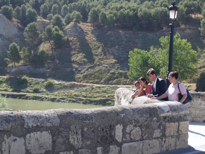 Los representantes del PSOE en la visita al puente de Cabezón de Pisuerga
