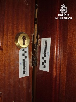 Una de las puertas forzadas