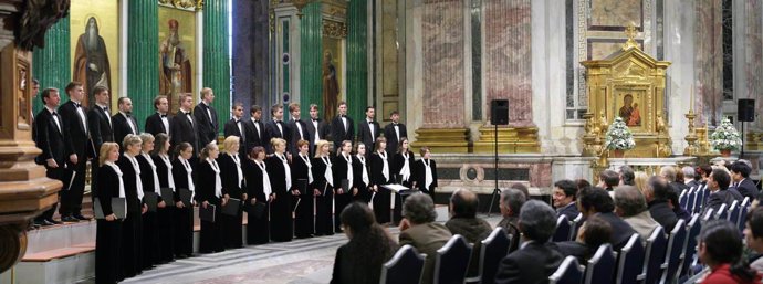 El coro Smolny en la Catedral de San Petersburgo