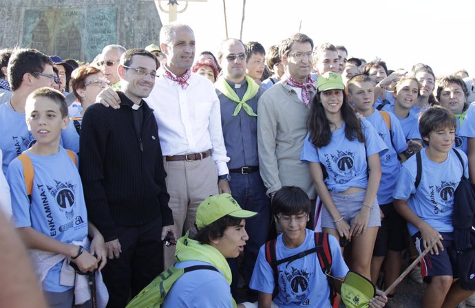 Camps y Núñez Feijoo con jóvenes peregrinos