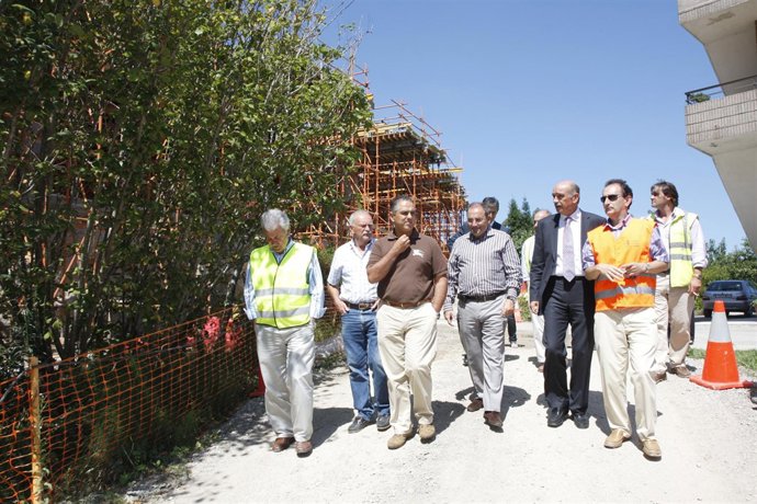 El consejero de Obras Públicas, acompañado del alcalde de Miengo, durante su vis