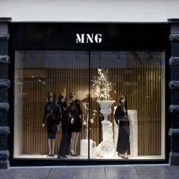 Fachada de una tienda de mango