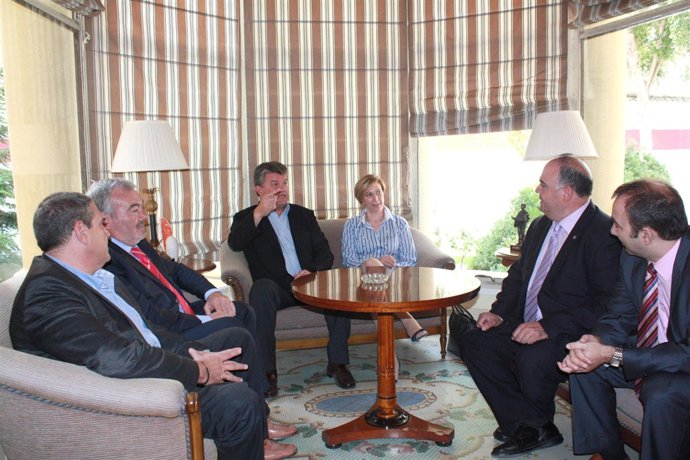 La vicepresidenta y consejera de Economía y Hacienda, María Luisa Araújo, se reú