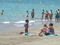 Sasha Obama disfruta bañándose en el mar, acompañada de unas amigas