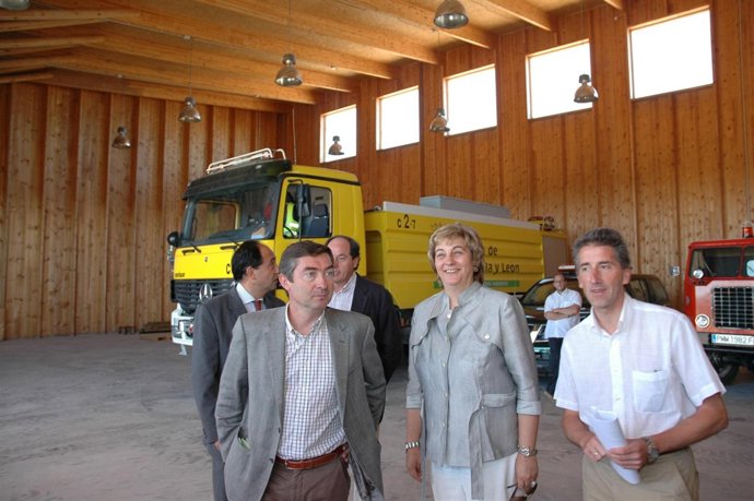 La consejera de Medio Ambiente, María Jesús Ruiz, en la base aérea de Garray (So