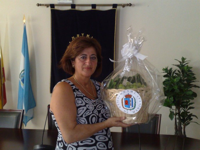 La alcaldesa de Manilva con el regalo para Michelle Obama