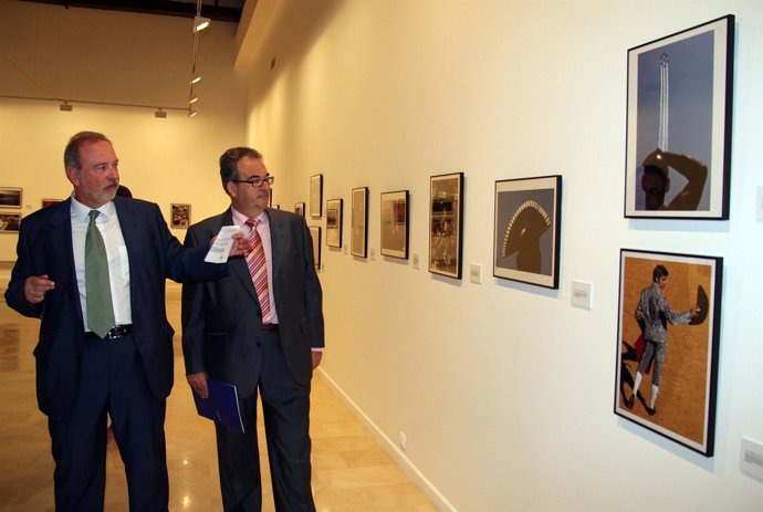 el director de la Obra Social de Unicaja, Felipe Faraguna, y el delegado de EFE 