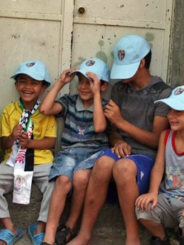 Niños con gorras del Estudiantes