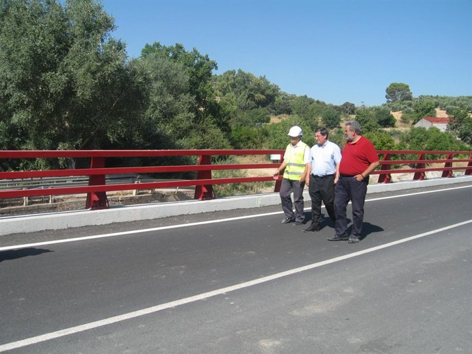 EL DIPUTADO PROVINCIAL DE OBRAS Y SERVICIOS, JOSÉ ENTRENA, VISITA LOS TRABAJOS