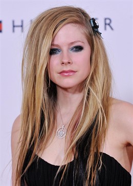 Avril Lavigne es adicta al lápiz de ojos