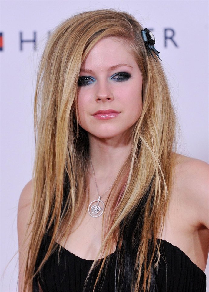 Avril Lavigne es adicta al lápiz de ojos
