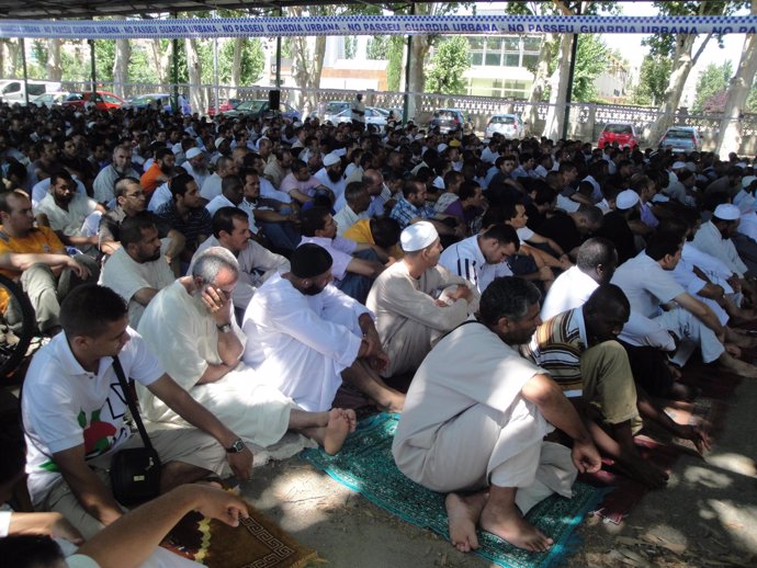 Musulmanes rezando en el pabellón municipal de los Camps Elisis en Lleida