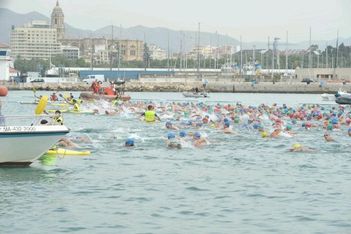 Participantes de la travesía a nado