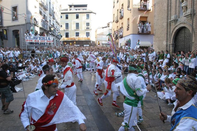 Calle con gente en Sanlorenzos