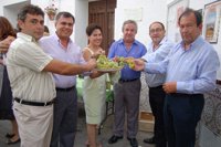 Iznate reparte durante la Fiesta de la Uva Moscatel más de 1.000 kilos de este fruto y 200 litros de vino